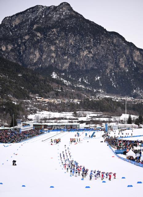 (260221) -- TESERO, Feb. 21, 2026 (Xinhua) -- Athletes compete during the cross-country skiing men's 50km mass start classic match at the Milan-Cortina 2026 Olympic Winter Games in Tesero, Italy, Feb. 21, 2026. (Xinhua/He Canling)