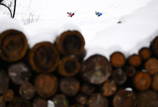 (260221) -- TESERO, Feb. 21, 2026 (Xinhua) -- Athletes compete during the cross-country skiing men's 50km mass start classic match at the Milan-Cortina 2026 Olympic Winter Games in Tesero, Italy, Feb. 21, 2026. (Xinhua/He Canling)
