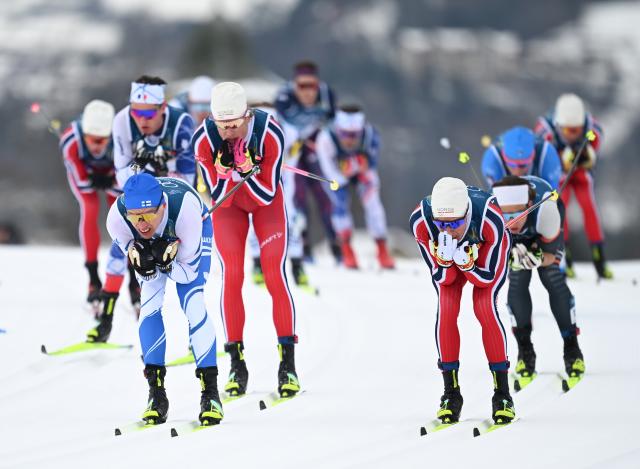 (260221) -- TESERO, Feb. 21, 2026 (Xinhua) -- Athletes compete during the cross-country skiing men's 50km mass start classic match at the Milan-Cortina 2026 Olympic Winter Games in Tesero, Italy, Feb. 21, 2026. (Xinhua/He Canling)