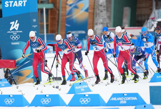 (260221) -- TESERO, Feb. 21, 2026 (Xinhua) -- Athletes compete during the cross-country skiing men's 50km mass start classic match at the Milan-Cortina 2026 Olympic Winter Games in Tesero, Italy, Feb. 21, 2026. (Xinhua/Meng Yongmin)