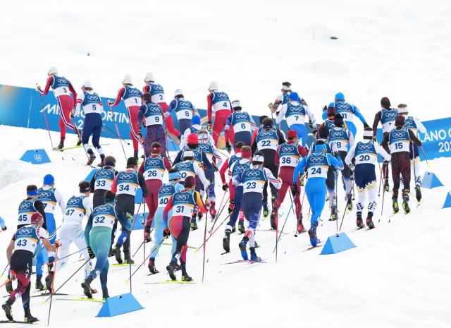 (260221) -- TESERO, Feb. 21, 2026 (Xinhua) -- Athletes compete during the cross-country skiing men's 50km mass start classic match at the Milan-Cortina 2026 Olympic Winter Games in Tesero, Italy, Feb. 21, 2026. (Xinhua/Meng Yongmin)