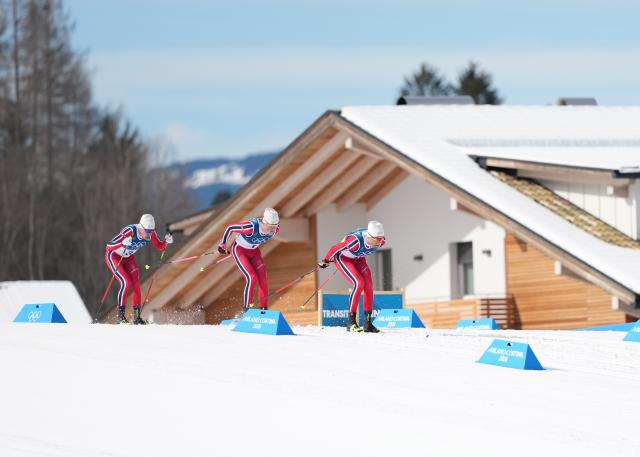 (260221) -- TESERO, Feb. 21, 2026 (Xinhua) -- Athletes compete during the cross-country skiing men's 50km mass start classic match at the Milan-Cortina 2026 Olympic Winter Games in Tesero, Italy, Feb. 21, 2026. (Xinhua/Meng Yongmin)