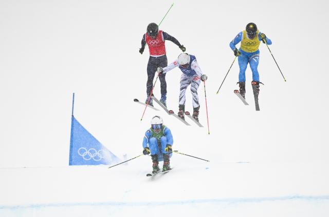 (260221) -- LIVIGNO, Feb. 21, 2026 (Xinhua) -- Simone Deromedis (front) of Italy, Furuno Satoshi (L, back) of Japan, Alex Fiva (2nd R) of Switzerland and Federico Tomasoni of Italy compete during the freestyle skiing men's ski cross event at the Milan-Cortina 2026 Olympic Winter Games in Livigno, Italy, Feb. 21, 2026. (Xinhua/Wu Huiwo)