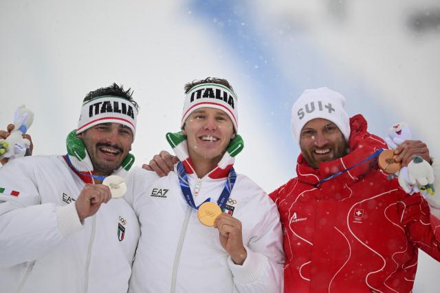 (260221) -- LIVIGNO, Feb. 21, 2026 (Xinhua) -- Gold medalist Simone Deromedis (C) of Italy,
silver medalist Federico Tomasoni (L) of Italy, and bronze medalist Alex Fiva of Switzerland pose for photos during the awarding ceremony of the freestyle skiing men's ski cross event at the Milan-Cortina 2026 Olympic Winter Games in Livigno, Italy, Feb. 21, 2026. (Xinhua/Wu Huiwo)