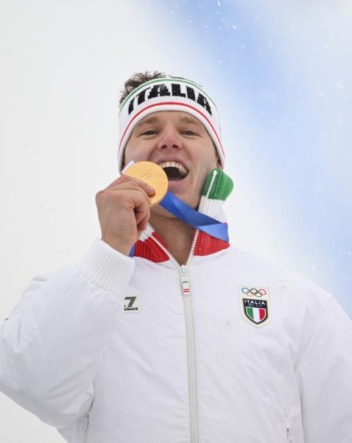 (260221) -- LIVIGNO, Feb. 21, 2026 (Xinhua) -- Gold medalist Simone Deromedis of Italy shows his medal during the awarding ceremony of the freestyle skiing men's ski cross event at the Milan-Cortina 2026 Olympic Winter Games in Livigno, Italy, Feb. 21, 2026. (Xinhua/Wu Huiwo)