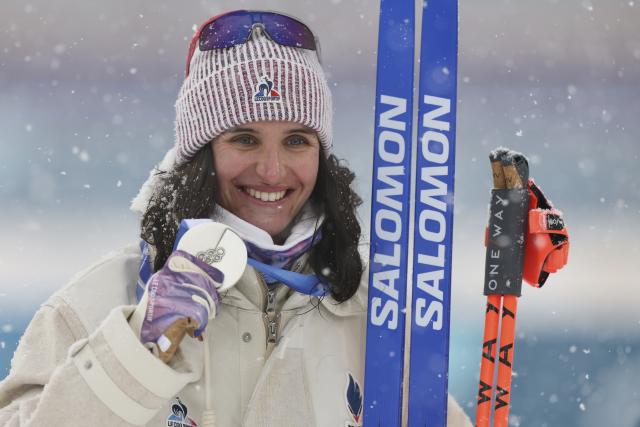 (260221) -- ANTERSELVA, Feb. 21, 2026 (Xinhua) -- Julia Simon of France poses for photos during the awarding ceremony of the biathlon women's 12.5km mass start event at the 2026 Milan-Cortina Winter Olympics in Anterselva, Italy, Feb. 21, 2026. (Xinhua/Zhang Tao)
