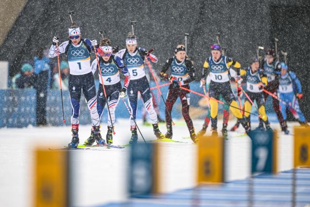 (260221) -- ANTERSELVA, Feb. 21, 2026 (Xinhua) -- Julia Simon (front) of France competes during the biathlon women's 12.5km mass start event at the 2026 Milan-Cortina Winter Olympics in Anterselva, Italy, Feb. 21, 2026. (Xinhua/Jiang Han)
