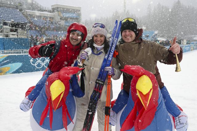 (260221) -- ANTERSELVA, Feb. 21, 2026 (Xinhua) -- Silver medalist Julia Simon of France celebrates after the awarding ceremony of the biathlon women's 12.5km mass start event at the 2026 Milan-Cortina Winter Olympics in Anterselva, Italy, Feb. 21, 2026. (Xinhua/Zhang Tao)
