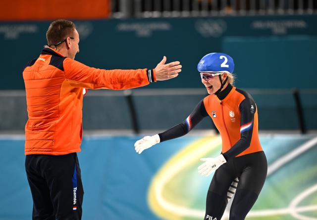 (260221) -- MILAN, Feb. 21, 2026 (Xinhua) -- Marijke Groenewoud (R) of the Netherlands celebrates with her coach after the speed skating women's mass start final at the Milan-Cortina 2026 Olympic Winter Games in Milan, Italy, Feb. 21, 2026. (Xinhua/Wu Wei)