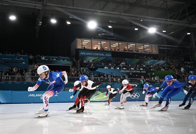 (260221) -- MILAN, Feb. 21, 2026 (Xinhua) -- Mia Manganello (1st L) of the United States competes during the speed skating women's mass start final at the Milan-Cortina 2026 Olympic Winter Games in Milan, Italy, Feb. 21, 2026. (Xinhua/Wu Wei)