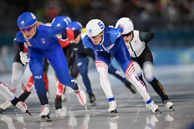 (260221) -- MILAN, Feb. 21, 2026 (Xinhua) -- Mia Manganello (C) of the United States competes during the speed skating women's mass start final at the Milan-Cortina 2026 Olympic Winter Games in Milan, Italy, Feb. 21, 2026. (Xinhua/Wu Wei)