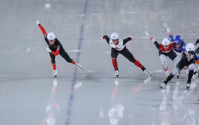 (260221) -- MILAN, Feb. 21, 2026 (Xinhua) -- Yang Binyu (1st L) of China competes during the speed skating women's mass start final at the Milan-Cortina 2026 Olympic Winter Games in Milan, Italy, Feb. 21, 2026. (Xinhua/Du Xiaoyi)