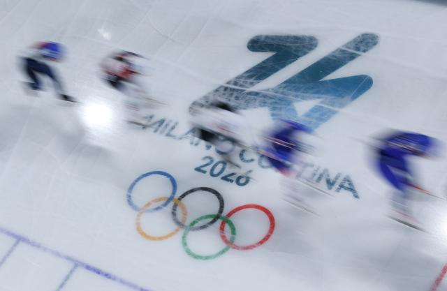 (260221) -- MILAN, Feb. 21, 2026 (Xinhua) -- Athletes compete during the speed skating women's mass start final at the Milan-Cortina 2026 Olympic Winter Games in Milan, Italy, Feb. 21, 2026. (Xinhua/Du Xiaoyi)