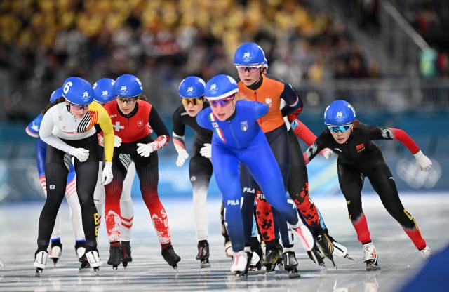 (260221) -- MILAN, Feb. 21, 2026 (Xinhua) -- Adake Ahenaer (R) of China competes during the speed skating women's mass start semifinal at the Milan-Cortina 2026 Olympic Winter Games in Milan, Italy, Feb. 21, 2026. (Xinhua/Wu Wei)
