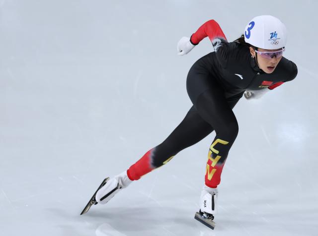 (260221) -- MILAN, Feb. 21, 2026 (Xinhua) -- Yang Binyu of China competes during the speed skating women's mass start final at the Milan-Cortina 2026 Olympic Winter Games in Milan, Italy, Feb. 21, 2026. (Xinhua/Du Xiaoyi)