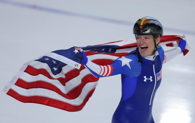 (260221) -- MILAN, Feb. 21, 2026 (Xinhua) -- Mia Manganello of the United States celebrates after the speed skating women's mass start final at the Milan-Cortina 2026 Olympic Winter Games in Milan, Italy, Feb. 21, 2026. (Xinhua/Du Xiaoyi)