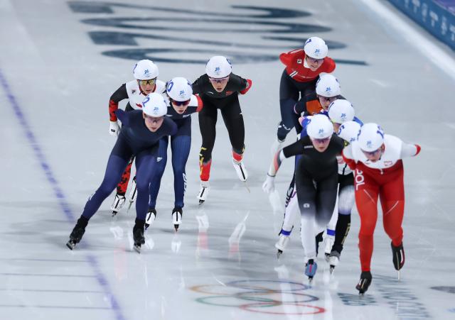 (260221) -- MILAN, Feb. 21, 2026 (Xinhua) -- Yang Binyu (4th L) of China competes during the speed skating women's mass start semifinal at the Milan-Cortina 2026 Olympic Winter Games in Milan, Italy, Feb. 21, 2026. (Xinhua/Du Xiaoyi)