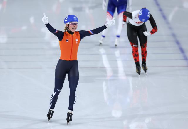 (260221) -- MILAN, Feb. 21, 2026 (Xinhua) -- Marijke Groenewoud of the Netherlands celebrates after the speed skating women's mass start final at the Milan-Cortina 2026 Olympic Winter Games in Milan, Italy, Feb. 21, 2026. (Xinhua/Du Xiaoyi)