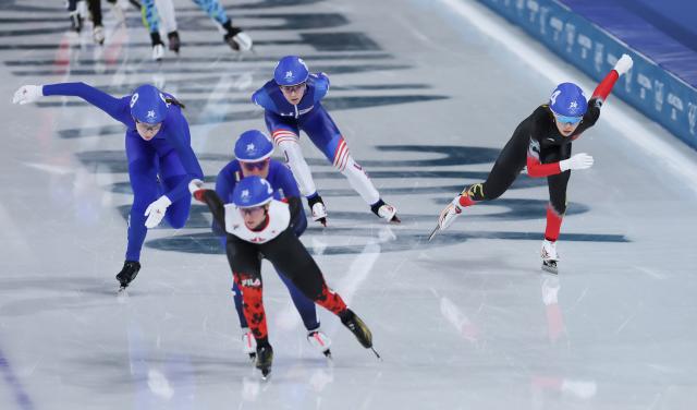 (260221) -- MILAN, Feb. 21, 2026 (Xinhua) -- Adake Ahenaer (R) of China competes during the speed skating women's mass start semifinal at the Milan-Cortina 2026 Olympic Winter Games in Milan, Italy, Feb. 21, 2026. (Xinhua/Du Xiaoyi)