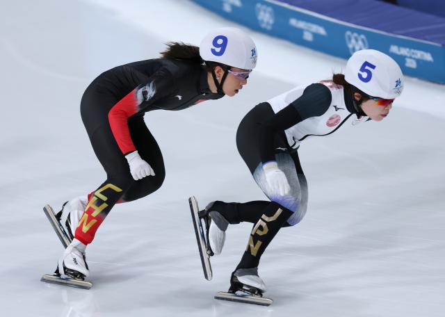 (260221) -- MILAN, Feb. 21, 2026 (Xinhua) -- Yang Binyu (L) of China competes during the speed skating women's mass start semifinal at the Milan-Cortina 2026 Olympic Winter Games in Milan, Italy, Feb. 21, 2026. (Xinhua/Du Xiaoyi)