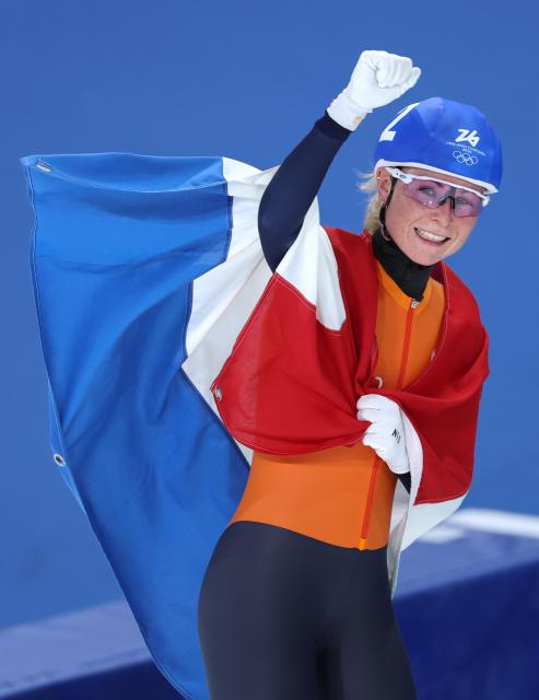 (260221) -- MILAN, Feb. 21, 2026 (Xinhua) -- Marijke Groenewoud of the Netherlands celebrates after the speed skating women's mass start final at the Milan-Cortina 2026 Olympic Winter Games in Milan, Italy, Feb. 21, 2026. (Xinhua/Du Xiaoyi)