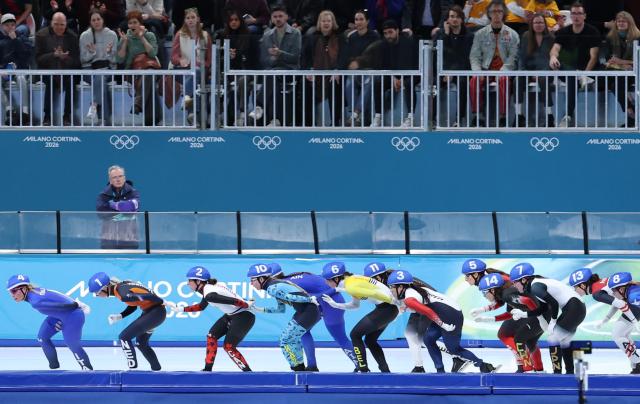 (260221) -- MILAN, Feb. 21, 2026 (Xinhua) -- Athletes compete during the speed skating women's mass start semifinal at the Milan-Cortina 2026 Olympic Winter Games in Milan, Italy, Feb. 21, 2026. (Xinhua/Du Xiaoyi)