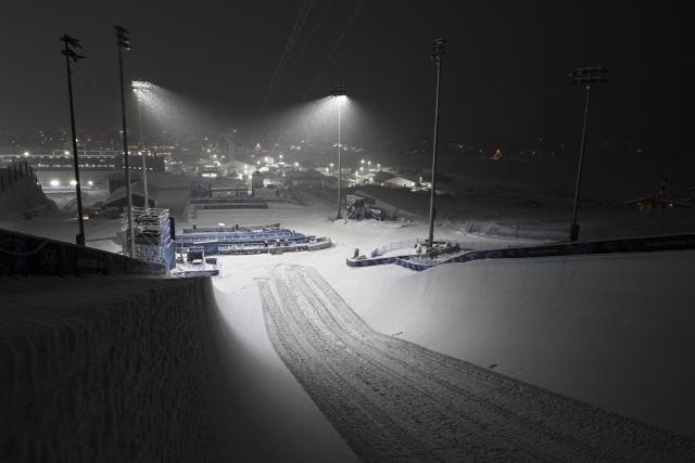 (260221) -- LIVIGNO, Feb. 21, 2026 (Xinhua) -- This photo taken on Feb. 21, 2026 shows the Livigno Snow Park in Livigno, Italy. The freestyle skiing women's freeski halfpipe final has been rescheduled to Feb. 22 due to weather conditions. (Xinhua/Xia Yifang)