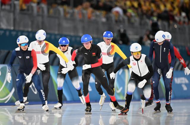 (260221) -- MILAN, Feb. 21, 2026 (Xinhua) -- Wu Yu (C) of China competes during the speed skating men's mass start final at the Milan-Cortina 2026 Olympic Winter Games in Milan, Italy, Feb. 21, 2026. (Xinhua/Wu Wei)