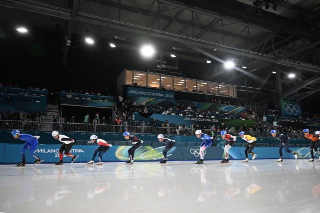 (260221) -- MILAN, Feb. 21, 2026 (Xinhua) -- Athletes compete during the speed skating men's mass start final at the Milan-Cortina 2026 Olympic Winter Games in Milan, Italy, Feb. 21, 2026. (Xinhua/Wu Wei)