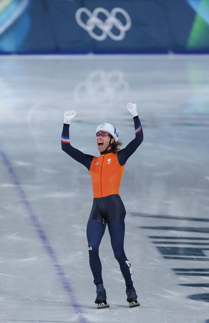 (260221) -- MILAN, Feb. 21, 2026 (Xinhua) -- Jorrit Bergsma of the Netherlands celebrates after the speed skating men's mass start final at the Milan-Cortina 2026 Olympic Winter Games in Milan, Italy, Feb. 21, 2026. (Xinhua/Du Xiaoyi)