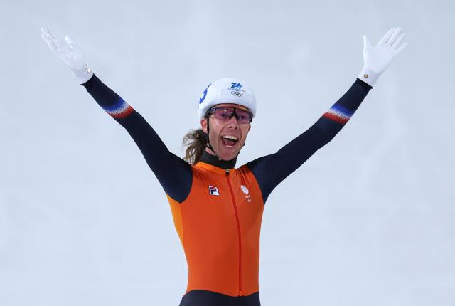 (260221) -- MILAN, Feb. 21, 2026 (Xinhua) -- Jorrit Bergsma of the Netherlands celebrates after the speed skating men's mass start final at the Milan-Cortina 2026 Olympic Winter Games in Milan, Italy, Feb. 21, 2026. (Xinhua/Du Xiaoyi)