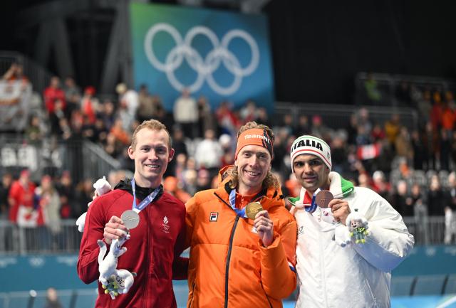 (260221) -- MILAN, Feb. 21, 2026 (Xinhua) -- Gold medalist Jorrit Bergsma (L) of the Netherlands, silver medalist Viktor Hald Thorup (L) of Denmark, and bronze medalist Andrea Giovannini of Italy pose for photos during the awarding ceremony of the speed skating men's mass start event at the Milan-Cortina 2026 Olympic Winter Games in Milan, Italy, Feb. 21, 2026. (Xinhua/Wu Wei)
