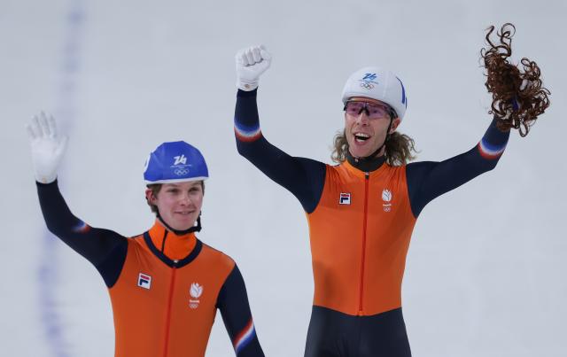 (260221) -- MILAN, Feb. 21, 2026 (Xinhua) -- Jorrit Bergsma (R) of the Netherlands and teammate Stijn van de Bunt greet the spectators after the speed skating men's mass start final at the Milan-Cortina 2026 Olympic Winter Games in Milan, Italy, Feb. 21, 2026. (Xinhua/Du Xiaoyi)