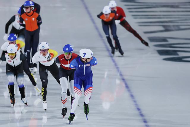 (260221) -- MILAN, Feb. 21, 2026 (Xinhua) -- Jordan Stolz (front) of the United States competes during the speed skating men's mass start final at the Milan-Cortina 2026 Olympic Winter Games in Milan, Italy, Feb. 21, 2026. (Xinhua/Du Xiaoyi)