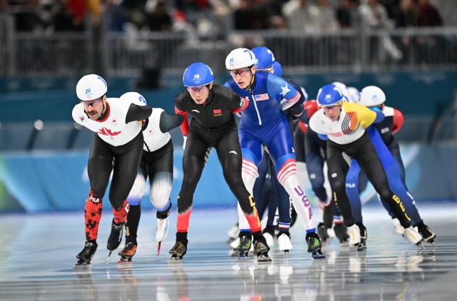 (260221) -- MILAN, Feb. 21, 2026 (Xinhua) -- Wu Yu (2nd L, front) of China competes during the speed skating men's mass start final at the Milan-Cortina 2026 Olympic Winter Games in Milan, Italy, Feb. 21, 2026. (Xinhua/Wu Wei)