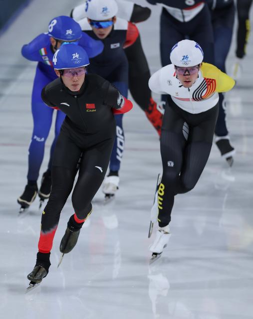 (260221) -- MILAN, Feb. 21, 2026 (Xinhua) -- Wu Yu (L, front) of China competes during the speed skating men's mass start final at the Milan-Cortina 2026 Olympic Winter Games in Milan, Italy, Feb. 21, 2026. (Xinhua/Du Xiaoyi)