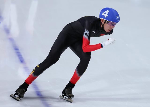 (260221) -- MILAN, Feb. 21, 2026 (Xinhua) -- Wu Yu of China competes during the speed skating men's mass start final at the Milan-Cortina 2026 Olympic Winter Games in Milan, Italy, Feb. 21, 2026. (Xinhua/Du Xiaoyi)