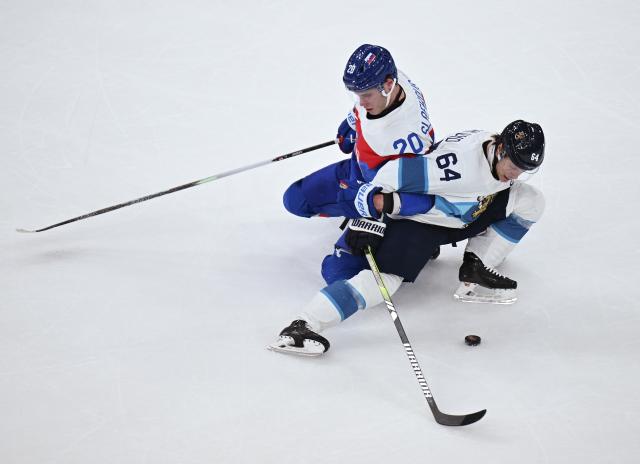 (260221) -- MILAN, Feb. 21, 2026 (Xinhua) -- Mikael Granlund (R) of Finland vies with Juraj Slafkovsky of Slovakia during the ice hockey men's bronze medal game between Slovakia and Finland at the Milan-Cortina 2026 Olympic Winter Games in Milan, Italy, Feb. 21, 2026. (Xinhua/Zhang Haofu)