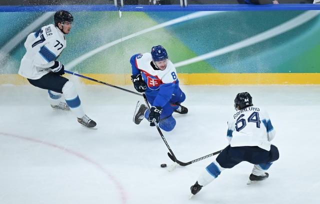 (260221) -- MILAN, Feb. 21, 2026 (Xinhua) -- Oliver Okuliar (C) of Slovakia breaks through during the ice hockey men's bronze medal game between Slovakia and Finland at the Milan-Cortina 2026 Olympic Winter Games in Milan, Italy, Feb. 21, 2026. (Xinhua/Zhang Haofu)