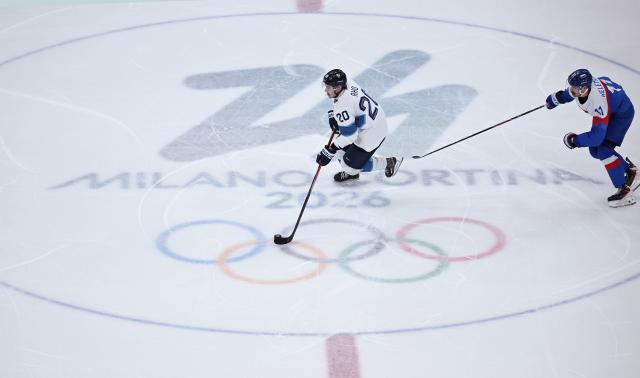 (260221) -- MILAN, Feb. 21, 2026 (Xinhua) -- Sebastian Aho (L) of Finland breaks through during the ice hockey men's bronze medal game between Slovakia and Finland at the Milan-Cortina 2026 Olympic Winter Games in Milan, Italy, Feb. 21, 2026. (Xinhua/Zhang Haofu)