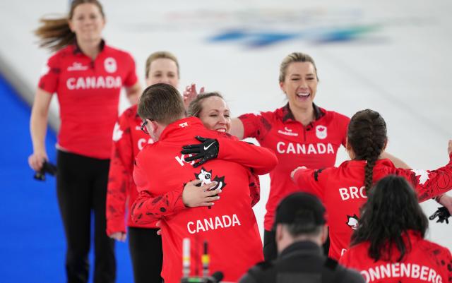 (260221) -- CORTINA D'AMPEZZO, Feb. 21, 2026 (Xinhua) -- Athletes of Canada celebrate after the curling women's bronze medal game between Canada and the United States at the 2026 Milan-Cortina Winter Olympics in Cortina, Italy, Feb. 21, 2026. (Xinhua/Li Gang)