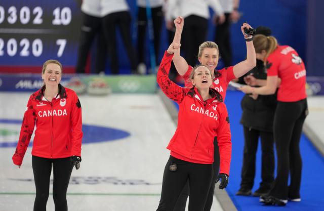 (260221) -- CORTINA D'AMPEZZO, Feb. 21, 2026 (Xinhua) -- Athletes of Canada celebrate after the curling women's bronze medal game between Canada and the United States at the 2026 Milan-Cortina Winter Olympics in Cortina, Italy, Feb. 21, 2026. (Xinhua/Li Gang)