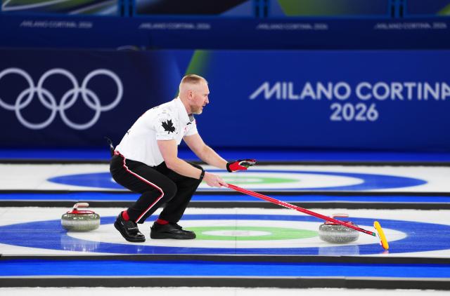 (260221) -- CORTINA D'AMPEZZO, Feb. 21, 2026 (Xinhua) -- Brad Jacobs of Canada competes during the curling men's gold medal game between Canada and Britain at the 2026 Milan-Cortina Winter Olympics in Cortina, Italy, Feb. 21, 2026. (Xinhua/Li Gang)