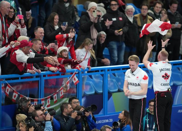 (260221) -- CORTINA D'AMPEZZO, Feb. 21, 2026 (Xinhua) -- Players of Canada celebrate after the curling men's gold medal game between Canada and Britain at the 2026 Milan-Cortina Winter Olympics in Cortina, Italy, Feb. 21, 2026. (Xinhua/Li Gang)
