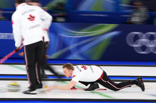(260221) -- CORTINA D'AMPEZZO, Feb. 21, 2026 (Xinhua) -- Marc Kennedy of Canada competes during the curling men's gold medal game between Canada and Britain at the 2026 Milan-Cortina Winter Olympics in Cortina, Italy, Feb. 21, 2026. (Xinhua/Li Gang)