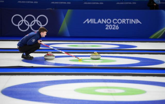 (260221) -- CORTINA D'AMPEZZO, Feb. 21, 2026 (Xinhua) -- Bruce Mouat of Britain compete during the curling men's gold medal game between Canada and Britain at the 2026 Milan-Cortina Winter Olympics in Cortina, Italy, Feb. 21, 2026. (Xinhua/Li Gang)
