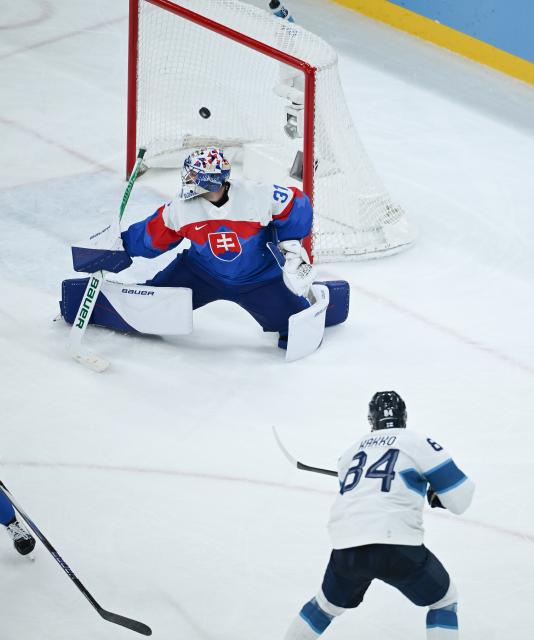 (260221) -- MILAN, Feb. 21, 2026 (Xinhua) -- Pavol Regenda (R) of Finland scores during the ice hockey men's bronze medal game between Slovakia and Finland at the Milan-Cortina 2026 Olympic Winter Games in Milan, Italy, Feb. 21, 2026. (Xinhua/Zhang Haofu)