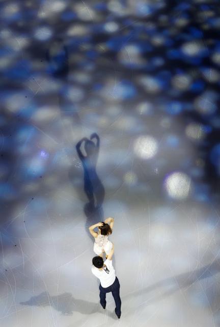 (260222) -- MILAN, Feb. 22, 2026 (Xinhua) -- Miura Riku (top)/Kihara Ryuichi of Japan perform during the gala exhibition of figure skating at the Milan-Cortina 2026 Olympic Winter Games in Milan, Italy, Feb. 21, 2026. (Xinhua/Chen Yichen)