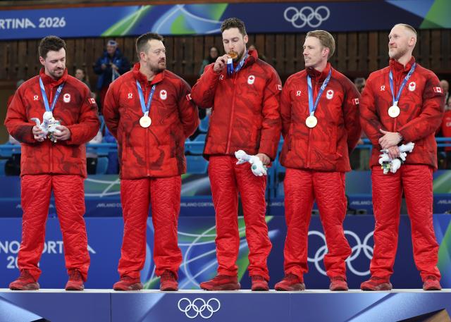 (260222) -- CORTINA D'AMPEZZO, Feb. 22, 2026 (Xinhua) -- Gold medalists players of Canada celebrate during the awarding ceremony after the curling men's gold medal game between Canada and Britain at the 2026 Milan-Cortina Winter Olympics in Cortina, Italy, Feb. 21, 2026. (Xinhua/Zhang Chenlin)
