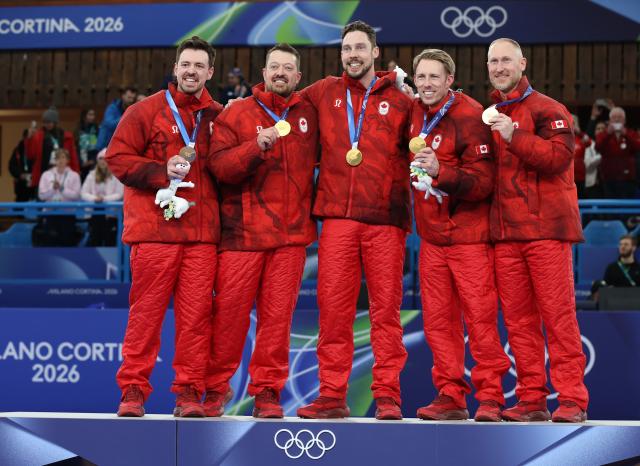(260222) -- CORTINA D'AMPEZZO, Feb. 22, 2026 (Xinhua) -- Gold medalists players of Canada pose for photos during the awarding ceremony after the curling men's gold medal game between Canada and Britain at the 2026 Milan-Cortina Winter Olympics in Cortina, Italy, Feb. 21, 2026. (Xinhua/Zhang Chenlin)